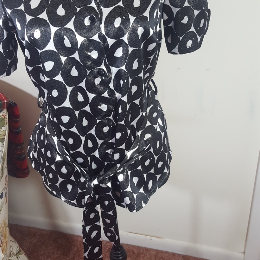 NY Collection Abstract Pattern Short Sleeves Button Down Black and White Top. M - Picture 2 of 8